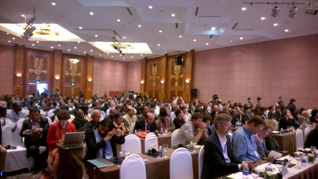 Doulaye_bmgf's tweet photo. Closing of http://t.co/w9tVOueq6C, still huge crowd of participants. Congrats to the organizers! #fsm3. Vive FSM4! http://t.co/Lwqab44gnA