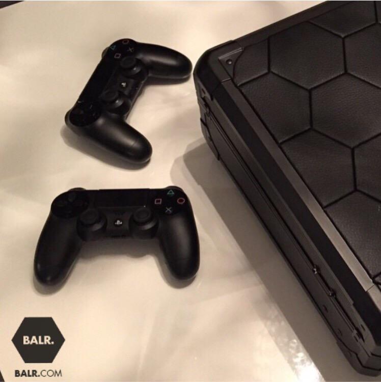 balr's tweet photo. RT if you want us to make a PS4 Travel Case 🎮✈️! See you at http://t.co/ZBJCKrjpeO http://t.co/4BfMAgUUtP