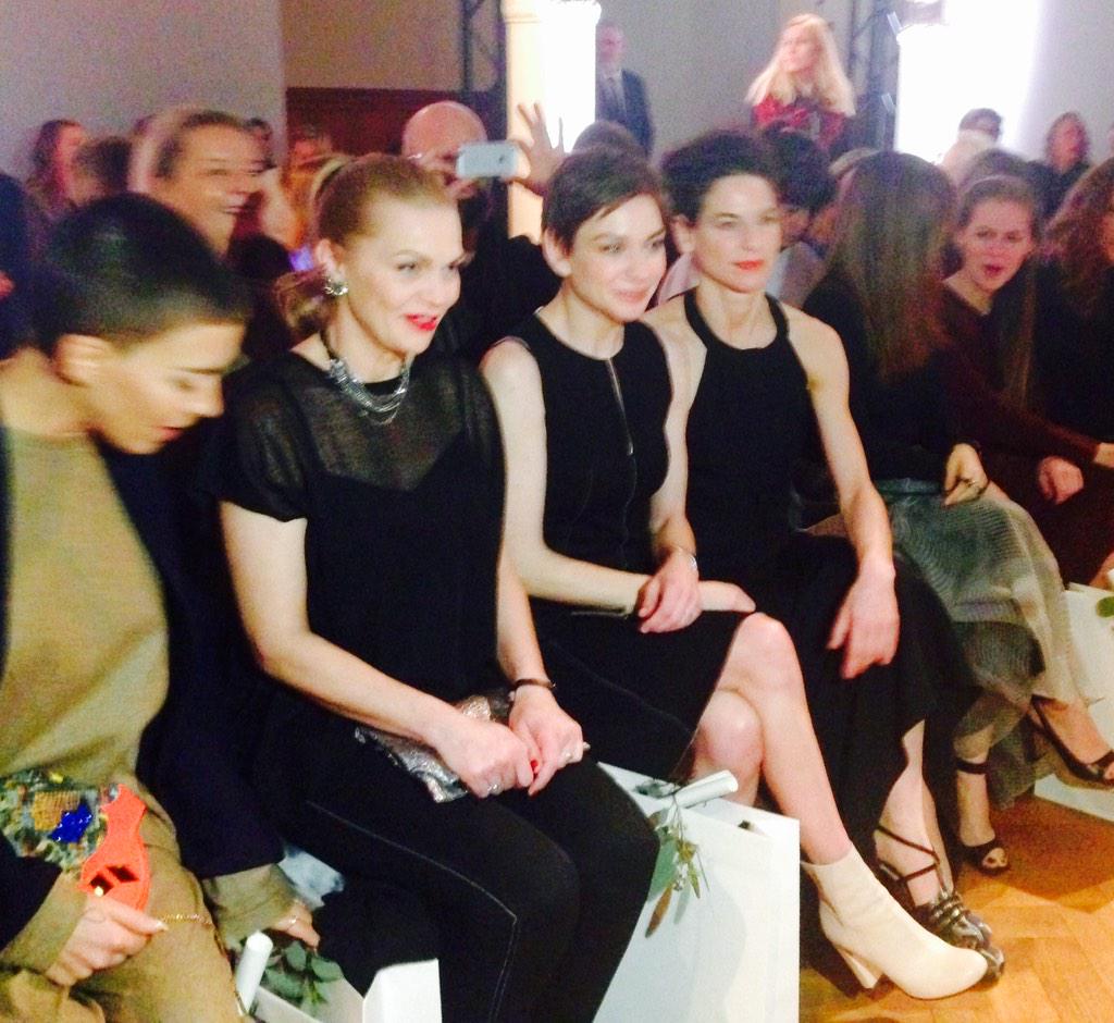 CarolinDendler's tweet photo. Alles in meinen Kleiderschrank ! @MBFWB denkt auch #AnnaLoos #dorotheeschumacher http://t.co/9UXAXjkjkv