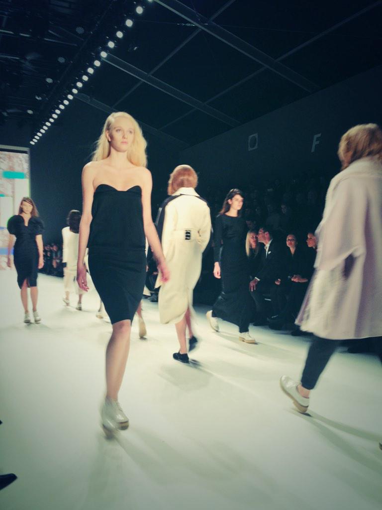 CarolinDendler's tweet photo. Freiheit für die Füße ! #bye bye Stöckelschuhe #mbfwb#PaperLondon http://t.co/9dEZWYAOz8