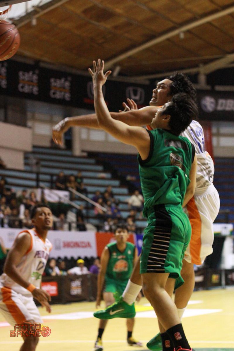 Komink @KominkFeby  swats the ball from Awi!