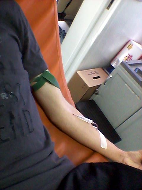 shok_1's tweet photo. Ya que hay deficit de sangre en la comunidad de madrid habra que contribuir a que eso cambie http://t.co/hax1G2mhaq