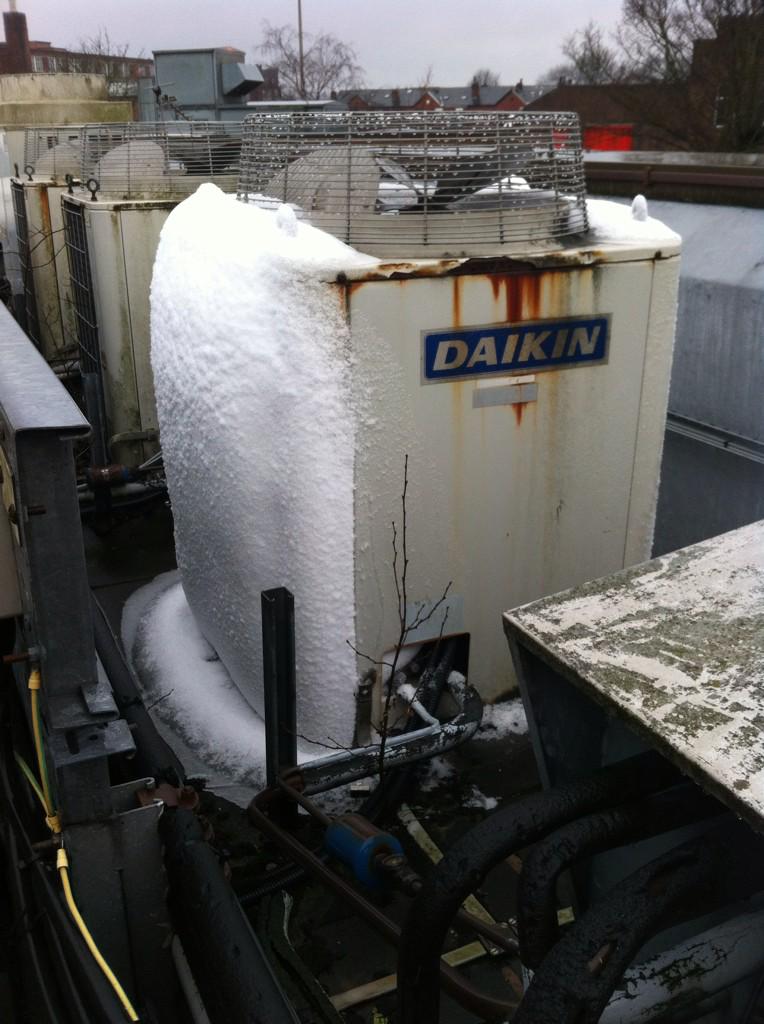 Tacogra's tweet photo. Frosty the aircon unit 🎶 #airconditioning #daikin #frosty #ice #old http://t.co/3MitPhC58N