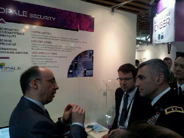 LaMeito's tweet photo. #FIC2015 Le Général Davis (États-Unis) et @LoigCG ont assisté à la présentation des solutions @opalesecurity http://t.co/YrO7TFlpef