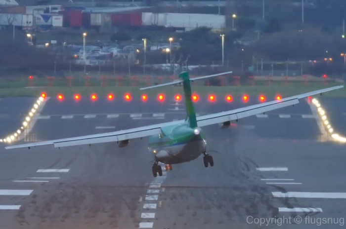 OneMileataTime's tweet photo. Amazing Crosswind Landing Footage At Birmingham Airport - http://t.co/RxdK6z22dh http://t.co/6x8YxORXpp