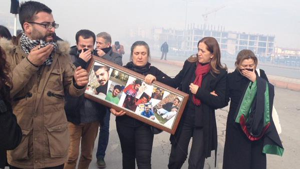 leylaalp's tweet photo. Bu annenin gaz bombalarına rağmen oğlunun resmini bırakmadan dimdik yürüyüşünü hiç unutmayacağız.#AliİsmailKorkmaz http://t.co/cNKaX0meyg