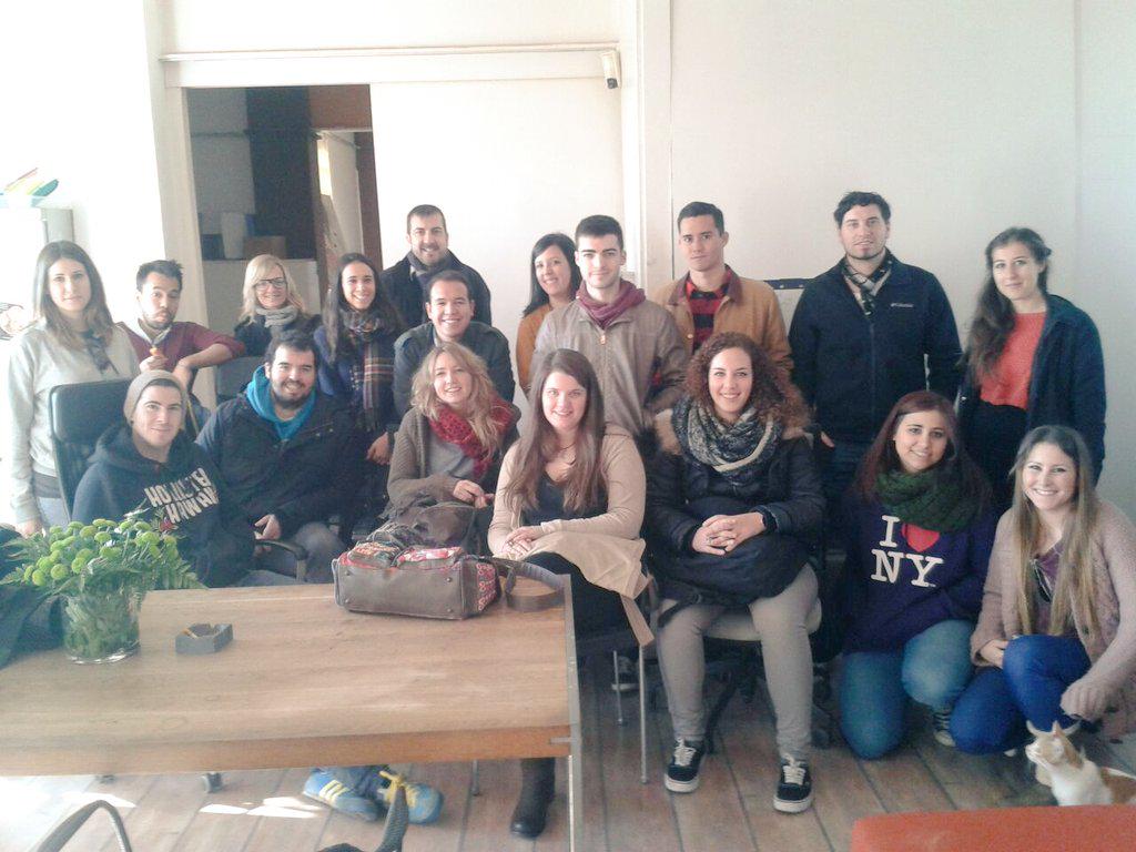 escuelacomplot's tweet photo. Aquí los tenemos, dispuestos a curiosear por todo @InocuoTheSign y a aprender de este genial estudio. http://t.co/3hIq3vlLeW