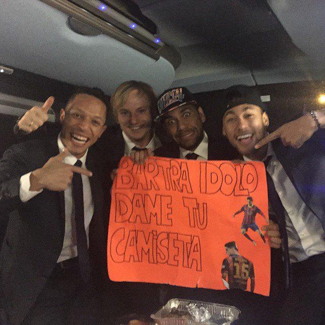 ulfitrirn_'s tweet photo. "@neymarjr : Buena victoria equipe !!! Dame tu camiseta #MarcBatra รDOLO hahaha Dani Alves #Adriano #Raktic ๐๐๐ http://t.co/MSzsIeRtoX