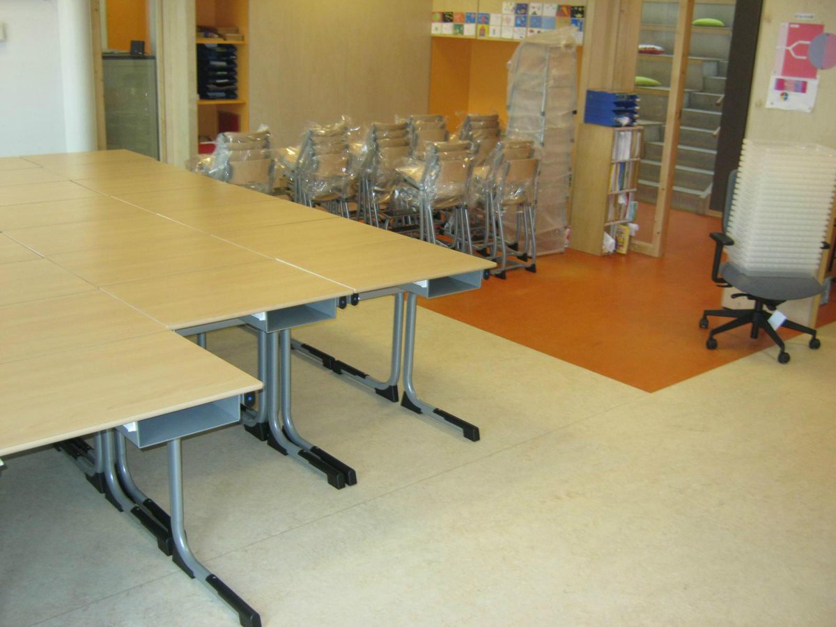 obsafrank's tweet photo. Vanochtend gekomen: nieuwe tafels en stoelen. En een stapel laatjes voor in de tafels...... http://t.co/VbtTmgKXxc