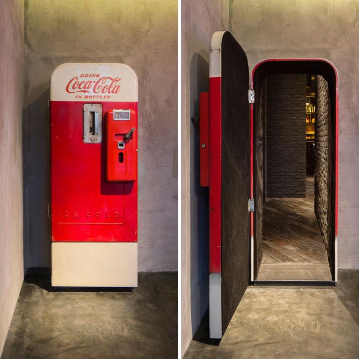techeblog's tweet photo. This old Coke machine has a very modern secret behind the door. http://t.co/TgnLbOJqyF #china #shanghai #architecture http://t.co/hQf41xChhT