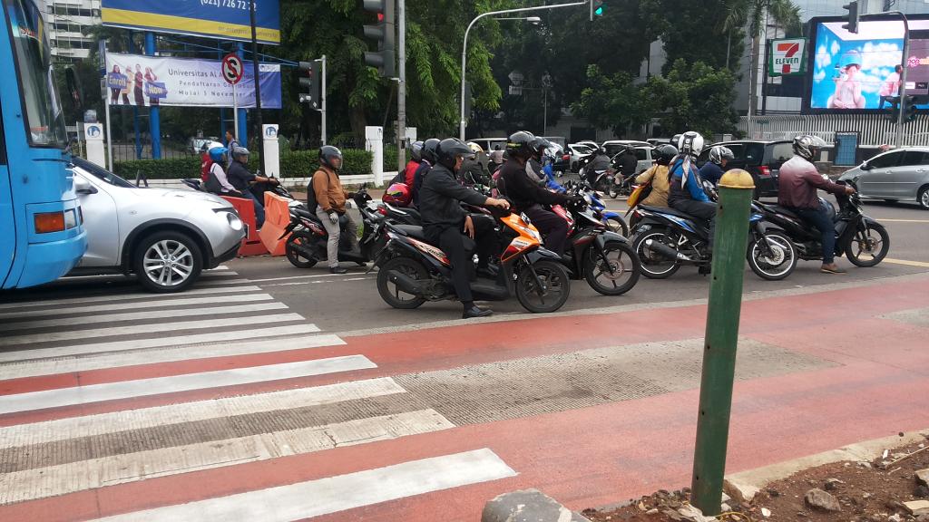 pressnbsafe's tweet photo. #pejalankaki2015 klu mau nyebrang ga harus kehalang kayak gini @TMCPoldaMetro @basuki_btp @RSAIndonesia #pressnbsafe http://t.co/0bYAZeCow0