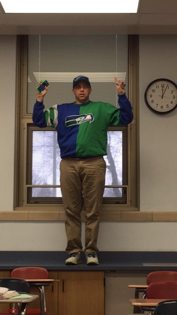 Dre___1K's tweet photo. #13daysofkern @PaulGAllen @Seahawks #day2 http://t.co/PUbpwxKzZS