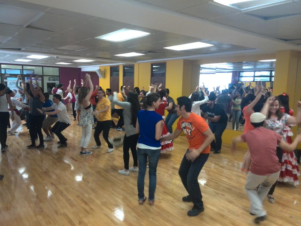 Con ritmos Caribe recibimos a #estudiantesinternacionales <a href="/UninorteCO/">Universidad del Norte</a> 2015 Clases de Cumbia en la #induccionuninorte