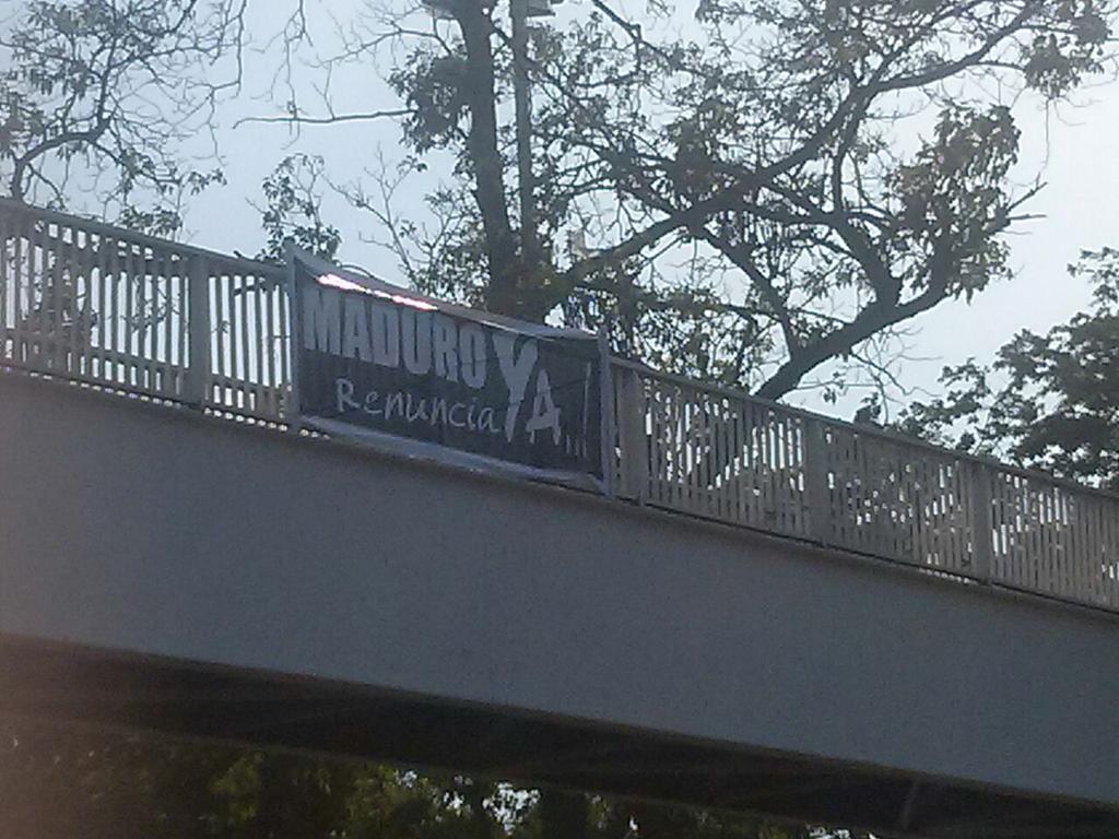 MariaCorinaYA's tweet photo. Así amaneció Barcelona: Maduro Renuncia YA #QueRenuncieEnLaAN http://t.co/4dM9TYno3c