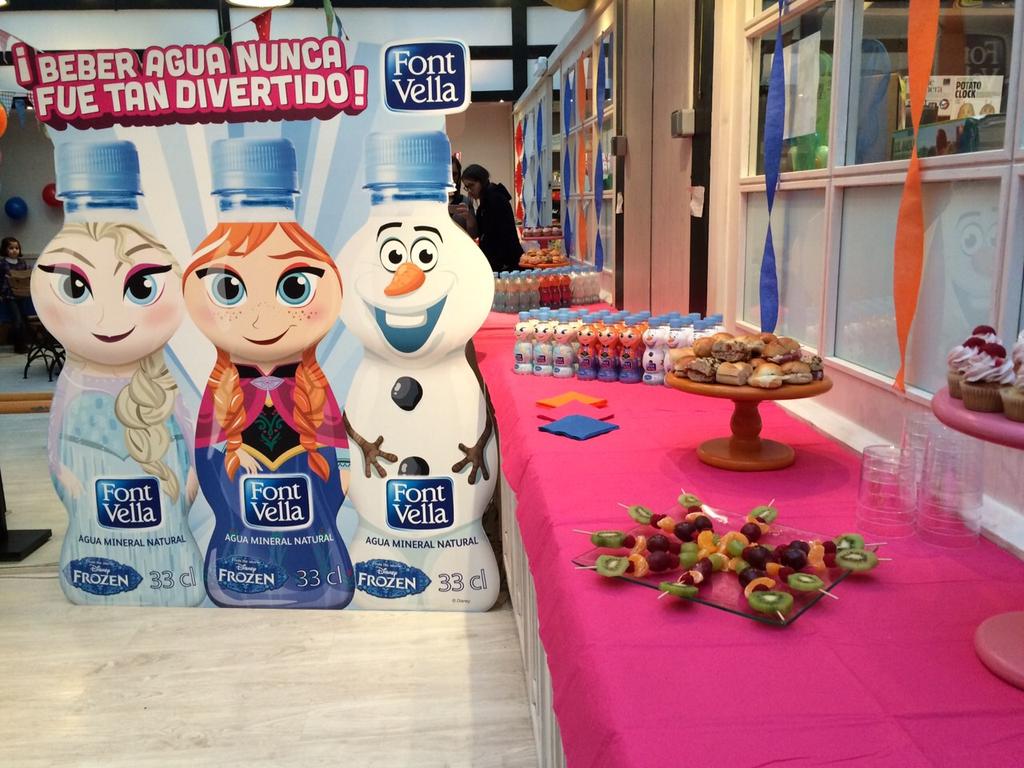 AguaFontVella's tweet photo. Todo listo para recibir a nuestras invitadas en la presentación de #FontVellaDiver ¡No podíamos tener mejor compañía! http://t.co/aMxZI2mZKG