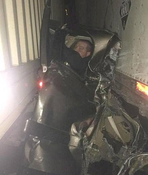 A3Noticias's tweet photo. Queda encajonado de forma espeluznante entre dos camiones tras un accidente y sale ileso http://t.co/w0nBLcbKUL http://t.co/9eg1zquujm