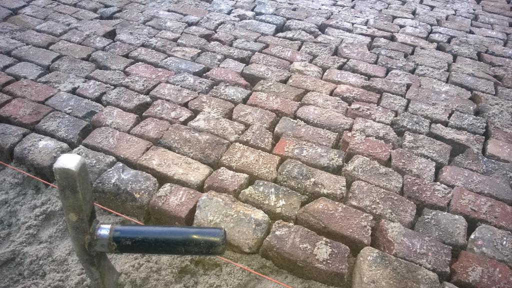 Vandaag een begin gemaakt met een stukje #oud #ambachtelijk #straatwerk <a href="/nijkerk/">petra majewski</a>