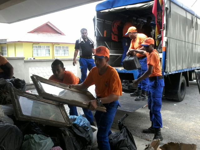 ERCBentong's tweet photo. #pascabanjir #opscuci  Memunggah Al-Quran rosak akibat banjir di Pej Agama Daerah Machang ke MAIK, KB @kpjpam http://t.co/Np90l1Bjmh