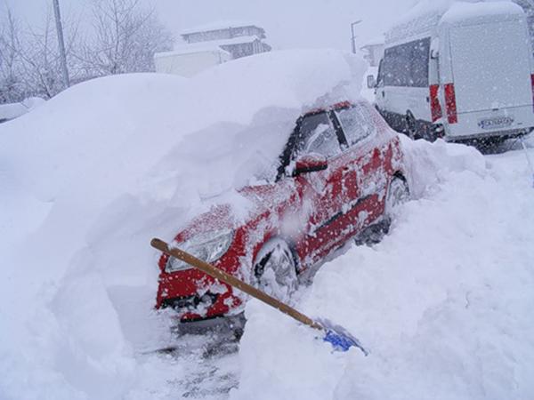 Откопать машину от снега. Откапала или откопала. Откопай песня. Красная машина в сугробе. Тонкие приколы.