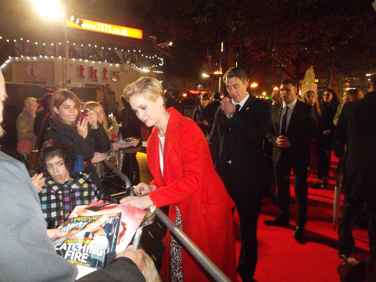 NEW/old UHQ fan pic of Jennifer Lawrence at the CF premiere in London (via thgrares) the-jlawrence.livejournal.com/1145224.html