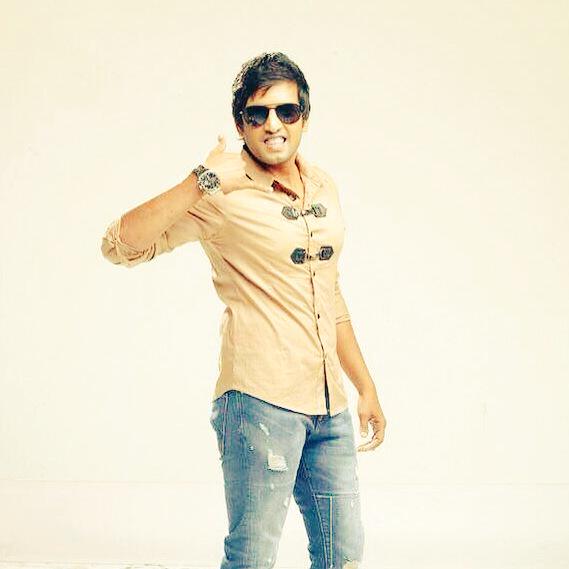 riteshdevendran's tweet image. Happpyy bday comedy super star Santhanam 🎉🎁🎊