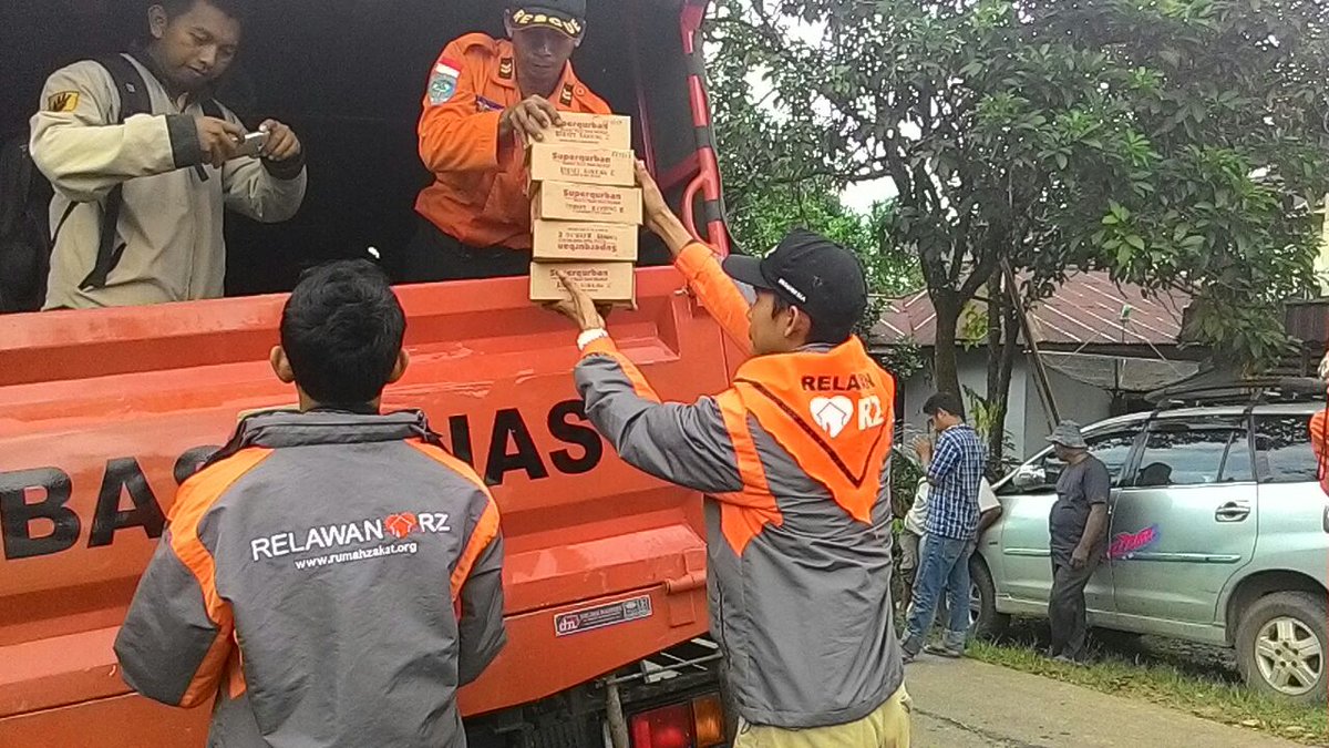 OneDirham's tweet photo. Barakallah RT @rumahzakat: via "@RZ_Pontianak: @RelawanRZ_Ptk Mengantarkn Superqurban Ke Wil Banjir Bengkayang http://t.co/mVm0ORFju3"