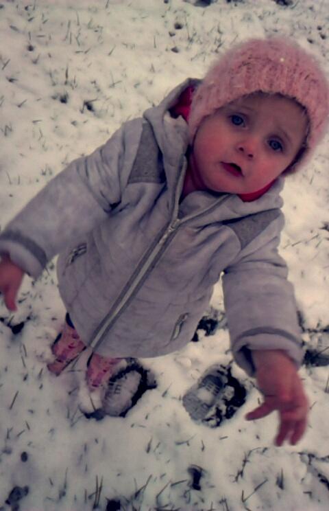 itzlevzz's tweet image. It's snowingggggg!😀😀