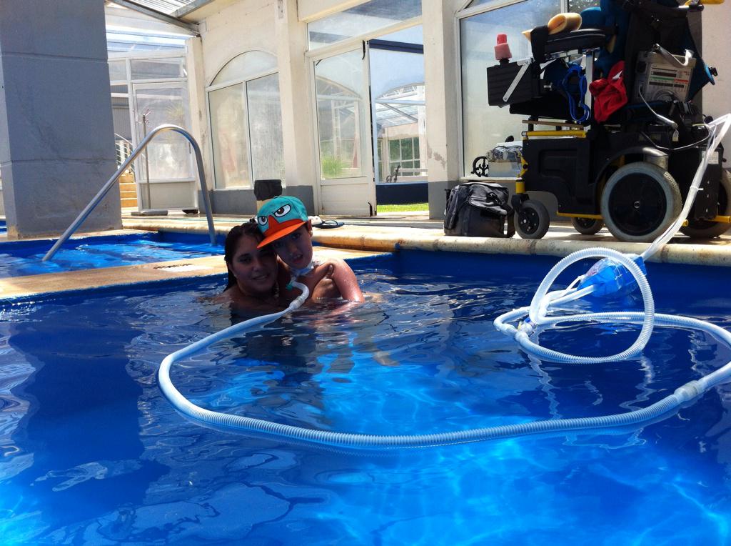 GiyoAndueza's tweet photo. #ruloexpress estoy disfrutando mis vacas en las termas, Te extraño Y a todo el junior express. Gon @hugorodriguezok http://t.co/rFxLYg02Zs