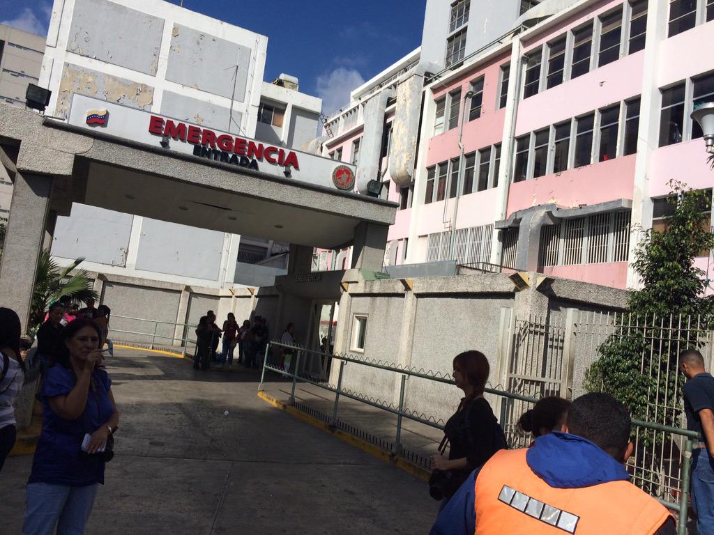 GomezMoronVV's tweet photo. El oficial Revilla fue sorprendido por 3 sujetos frente a la emergencia de la maternidad Concepción Palacios #FOTO http://t.co/Q3sFHsjatw