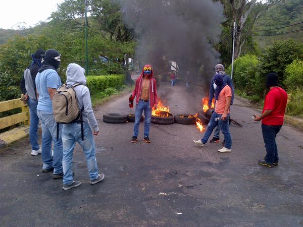 AnonymousVene10's tweet photo. #Táchira #21E #ResistenciaVzlaActiva UPEL http://t.co/svh3Ie49XT