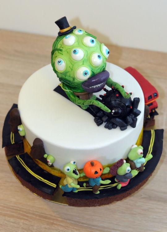 Mobigame's tweet photo. This Zombie Tsunami cake is impressive http://t.co/5Bcjh1nGYJ and this one is really good too http://t.co/lVclJOpLGq http://t.co/oOiHDldlZQ