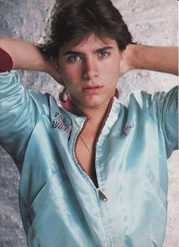 Stamosislife's tweet photo. #waythrowback of the hottie @JohnStamos http://t.co/wCpYCsjz58
