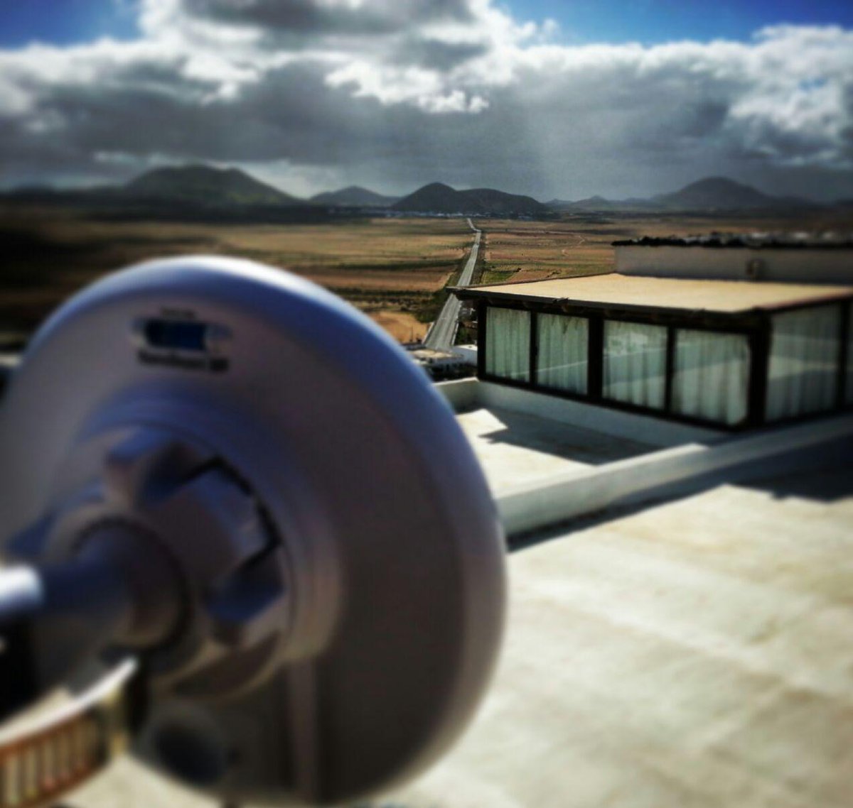 WiFiCanarias's tweet photo. Increíble foto de nuestro técnico en Soo #Lanzarote, instalación #WiFiCanarias #AirInternet #WirelessWednesday @ubnt http://t.co/tQPvfPusbz