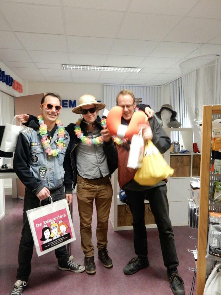 Reiszusters's tweet photo. Onze winnaars vd fotowedstrijd aan het shoppen in onze reiswinkel! Goed geslaagd @RietrRiet @JanReijnhout @kjstoffijn http://t.co/5QYZkZFXzU