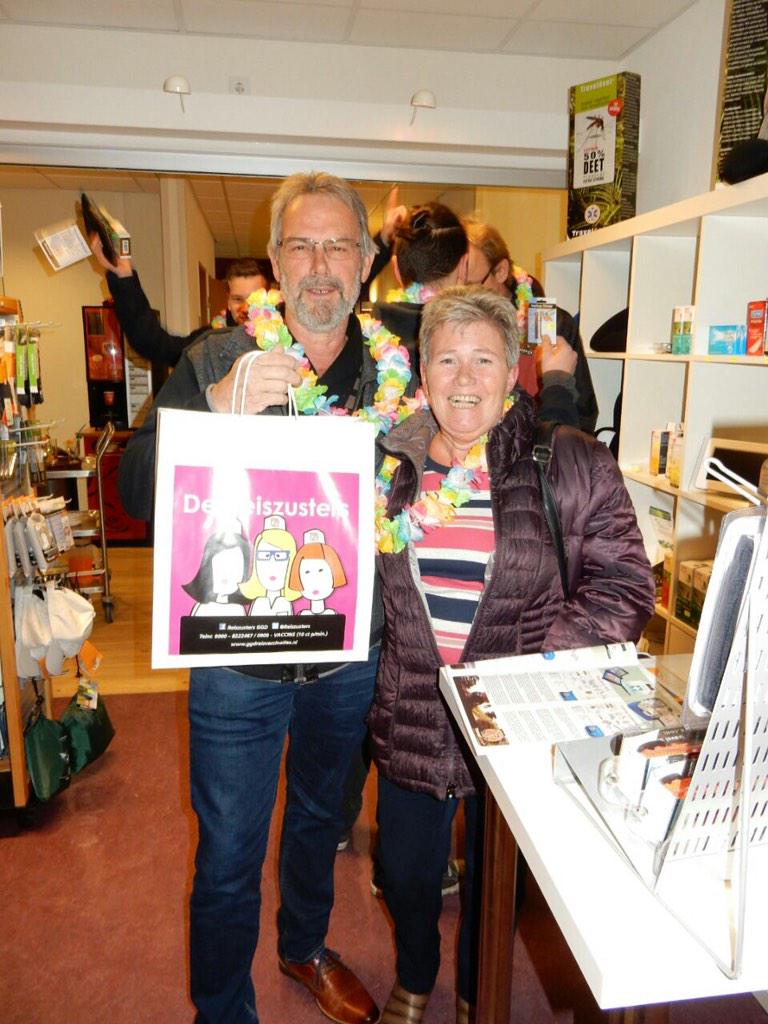 Reiszusters's tweet photo. Onze winnaars vd fotowedstrijd aan het shoppen in onze reiswinkel! Goed geslaagd @RietrRiet @JanReijnhout @kjstoffijn http://t.co/5QYZkZFXzU