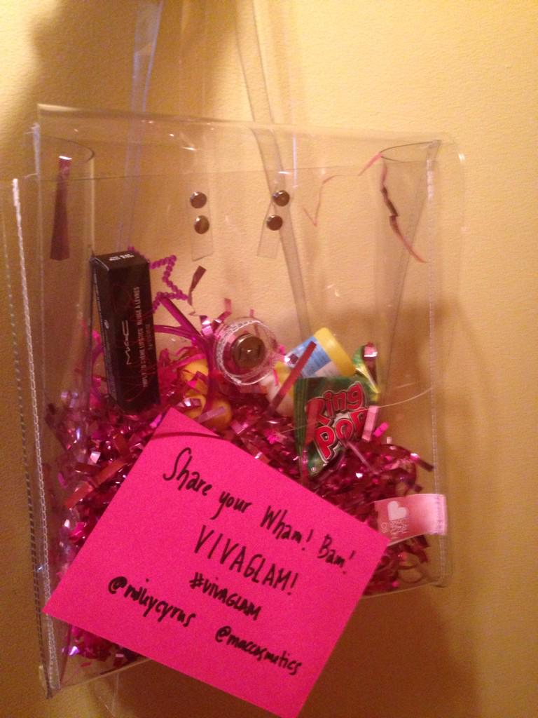 Mileys_Bun's tweet photo. Most amazing surprise ever! #VIVAGLAM @MACcosmetics #imafairyprincess Thanks #TeamMiley @MileyOfficial @MileyCyrus 💖💋 http://t.co/saEF9iccBq