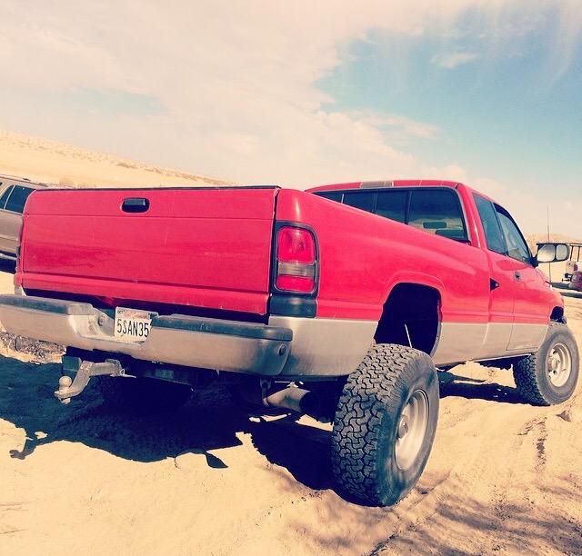 DesertScumbag's tweet photo. Miss driving the old diesel to work everyday, REAL badass. #DieselSmoke #TruckDrivin 🚚💨 http://t.co/CxjvaeWfdc