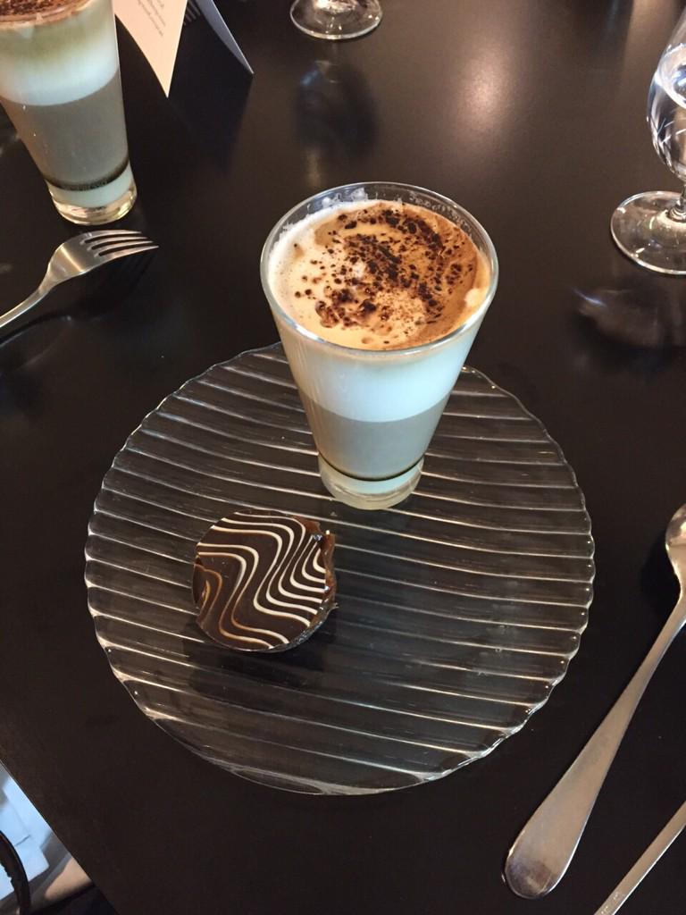 AriasSonia's tweet photo. Empezando el día con armonización de postres y Nespresso..... #QueRrico #Whatelse? @jaso_bakery http://t.co/Er7hWlf8KY