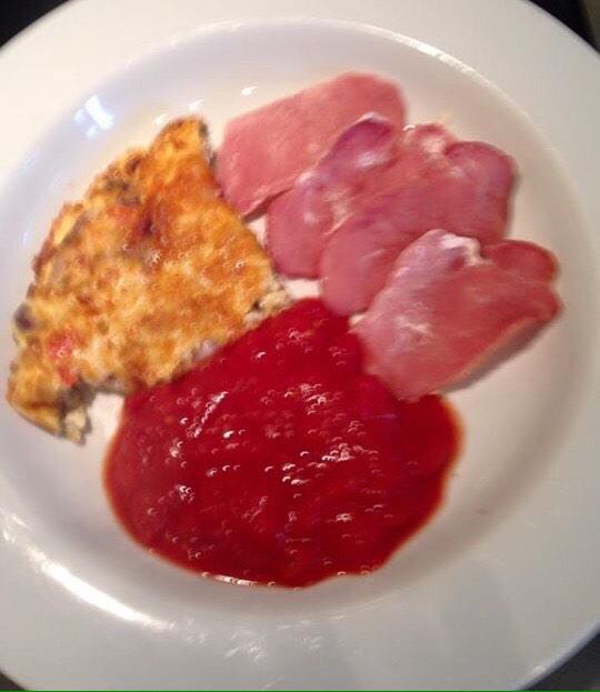Great breakfast idea - unpasteurised cheese, onion &amp; red pepper fritata with bacon and tomatoes. #paleo