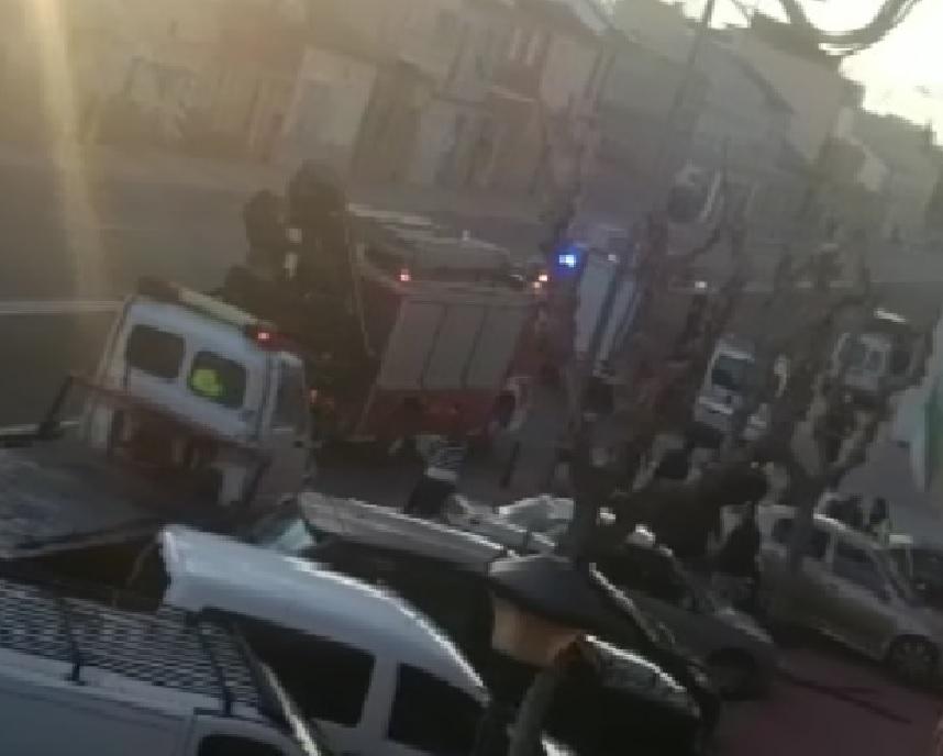 MurciaPolicia's tweet photo. Auxiliamos en Nonduermas a una conductora que tras perder el control del vehículo, se estrella contra un edificio. http://t.co/8ZFcuGjFE4