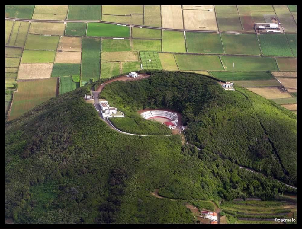 Touradas_'s tweet photo. La plaza d toros mas increible d mundo en Isla Graciosa #Azores, Portugal @portaltaurino @Mundotorocom @aplausos http://t.co/TjNFKXu1vS