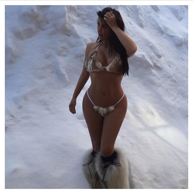 SampleLikeYou's tweet image. #KimKardashian #boots 🙈👙❄️