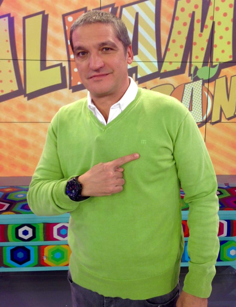 gusgonzalves's tweet photo. Hoy en @salvameoficial con Jersey de mis amigos de @SEAPORT_TEMPO http://t.co/MahNvXLBin