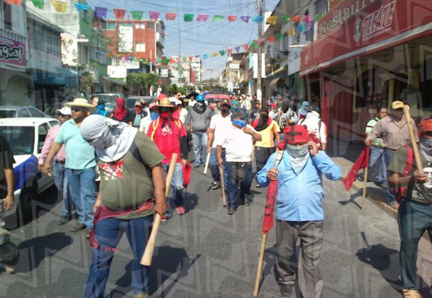 AyotzinapaFeed's tweet photo. RT VirginiaIsla: RT MarkoAkrata: Se unen contingentes y efectúan marcha multitudinaria por #Ayotzinapa en #Chilp... http://t.co/WGxUffh1mI
