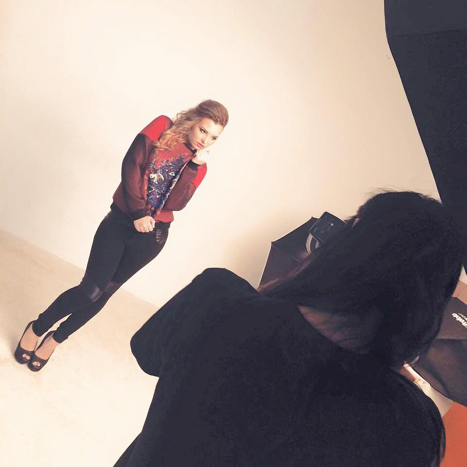 Cha_LMAR's tweet photo. Bonne soirée mes amours! #shooting #StudioLenoir #Paris 💋 http://t.co/5OVNcEmM5L