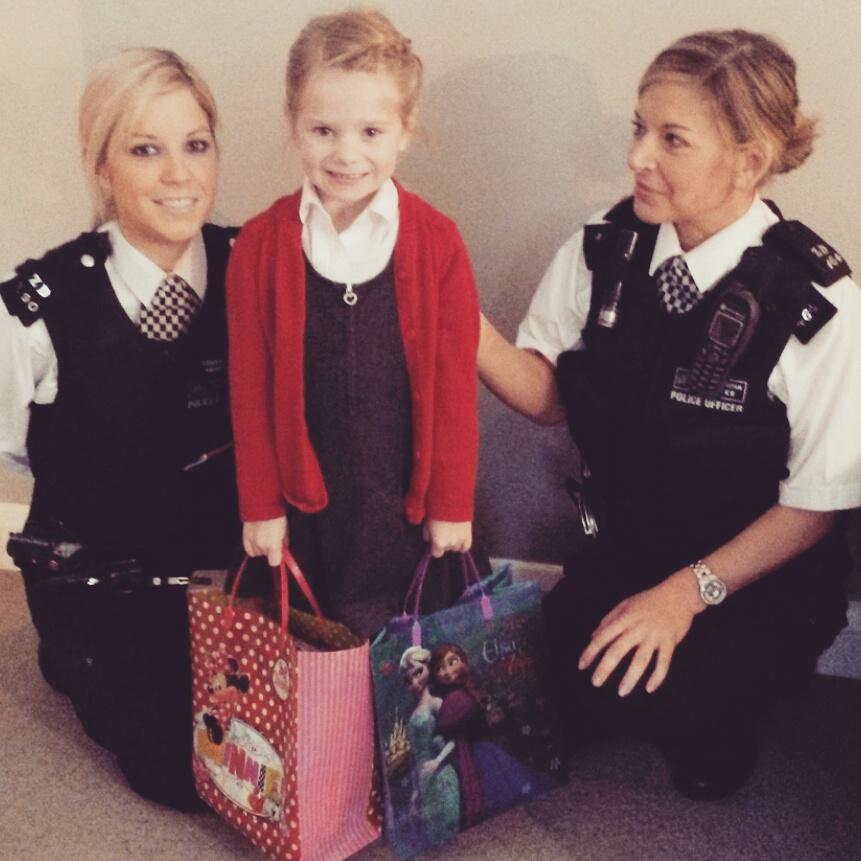 metpoliceuk's tweet image. Officers @MPSCroydon bring cheer to 'heartbroken' 5 year old girl after pet dog stolen facebook.com/metpoliceuk