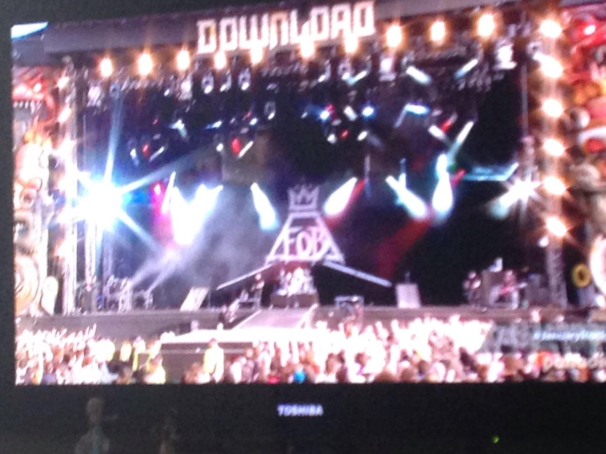 Aleksdoll's tweet photo. Watching Download Fest on @Palladia @falloutboy #JanuaryRocks http://t.co/Dd8g1ffrYh