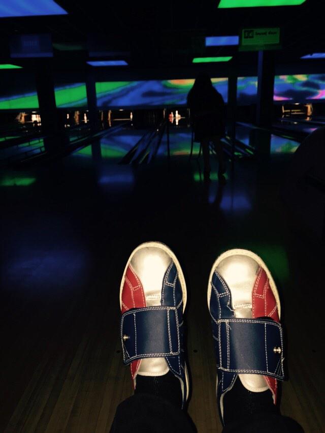 DennisBax's tweet photo. Hoe vinden jullie mijn nieuwe schoenen???👌Misschien ook iets voor in de winkel!!! :-)😂 #Shoebas #discobowlen http://t.co/LHfVXdXyVH
