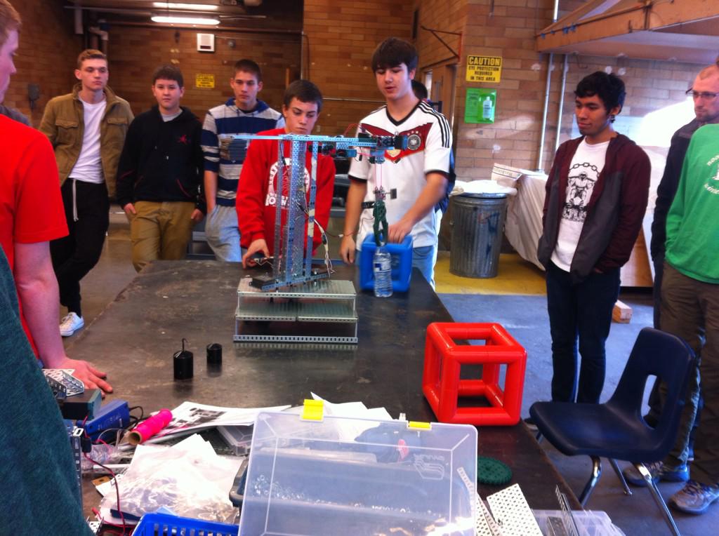 b_esdSetterlund's tweet image. #BETigers engineering students showing off their final projects. #tigerrobotics #STEM @UWGEARUP @TigerAsb