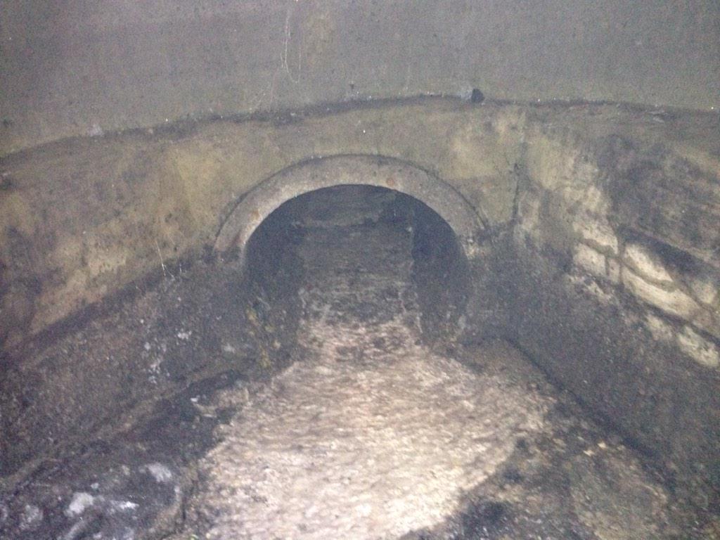 pipe_view's tweet photo. Repeat blockages in a 750mm SW drain under M25. 25% FW fat build up..something not right!! #InvestigativeSuveying http://t.co/cte4xrc8z4